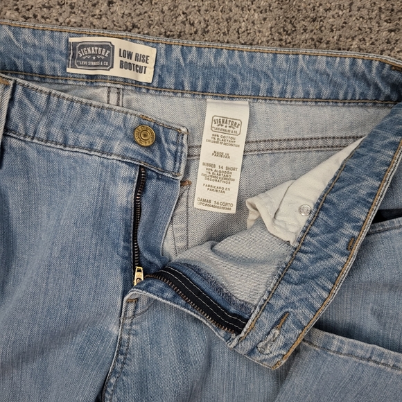 Levi's woman's Low Rise BootCut size 14 Signature - Picture 2 of 5